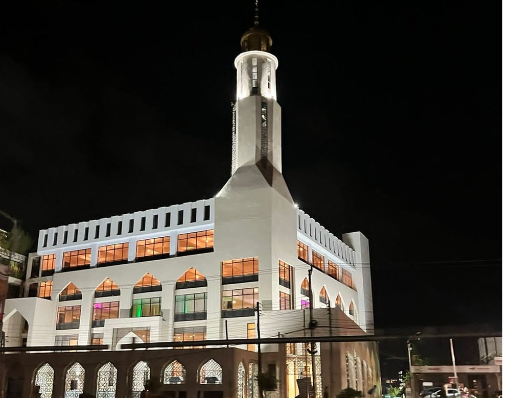 Adams Masjid at night